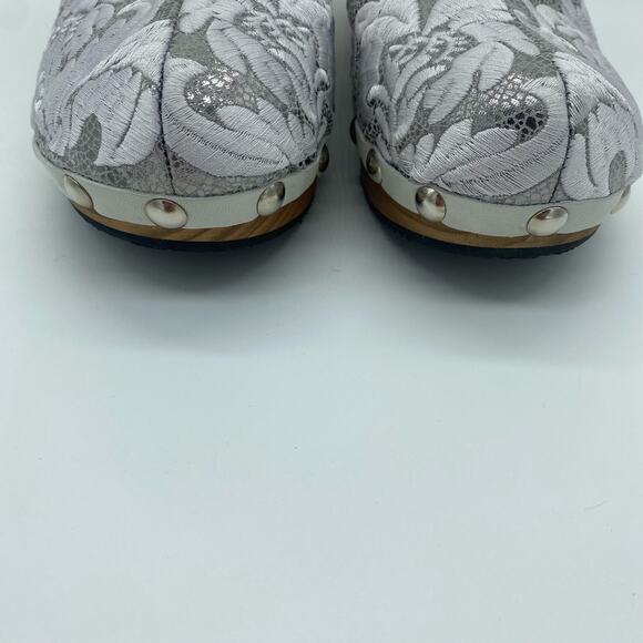 Johnny Was Women size 7.5 / 8.5 Dormi Silver Green Leather Brocade Wooden Clogs - Picture 3 of 10